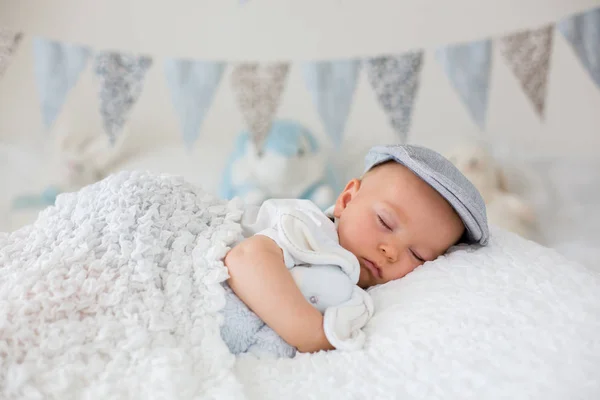 Lieve kleine kind, jongetje, slapen in een zonnige slaapkamer tijdens — Stockfoto