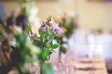 Bir restoran düğün için mor pastel zarif masa kurulumu