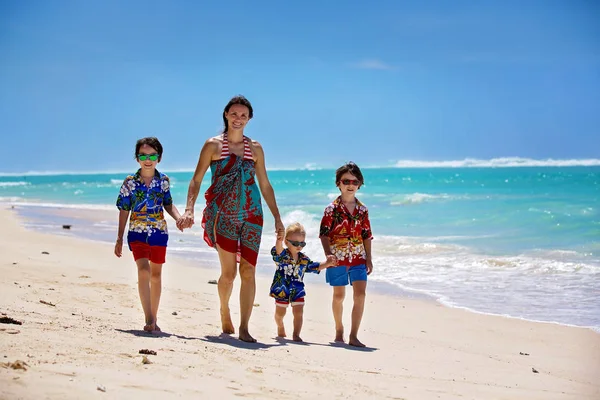 快乐美丽的时尚家庭，妈妈和孩子，穿着哈威 — 图库照片