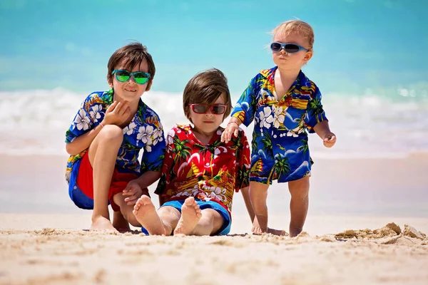 快乐美丽的时尚家庭，妈妈和孩子，穿着哈威 — 图库照片