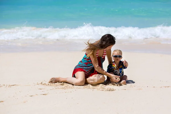 Felice bella famiglia di moda, mamma e bambini, vestiti in haw — Foto Stock