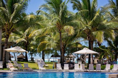 Baba ve oğul havuzda eğleniyor 