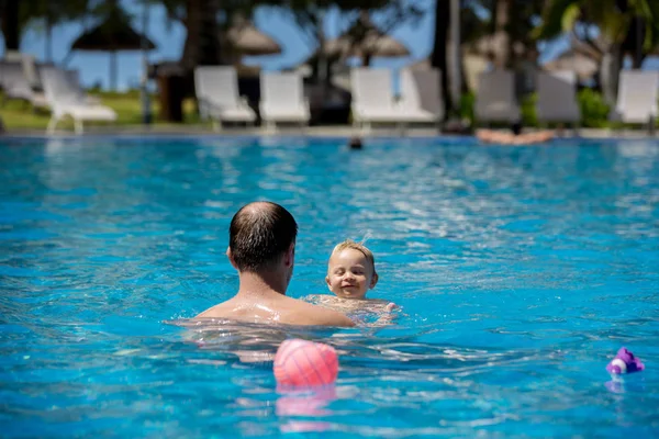 Πατέρας και γιος διασκεδάζοντας στην πισίνα — Φωτογραφία Αρχείου
