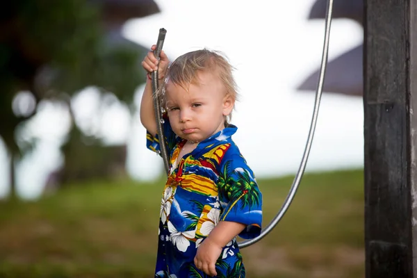 Γλυκό νήπιο αγόρι, Πλύσιμο του παιδιού του σε υπαίθριο νεροχύτη και ντους — Φωτογραφία Αρχείου