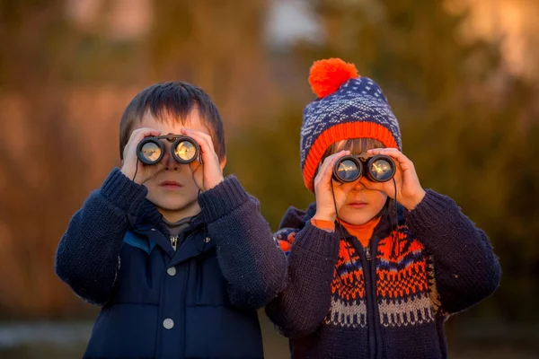 Two little children, boys, exploring nature with binoculars — Stock Photo, Image