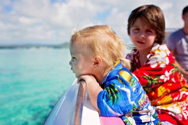 Mutlu güzel moda Aile, çocuklar ve ebeveynler, giyinmiş