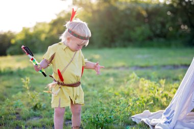 Kızılderili çocuklar oynamaya kostümleri ile şirin portresi