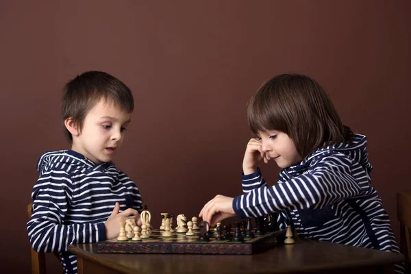 Rapazinho, a jogar xadrez. Criança inteligente, isolada, jogando xadrez ag — Fotografia de Stock