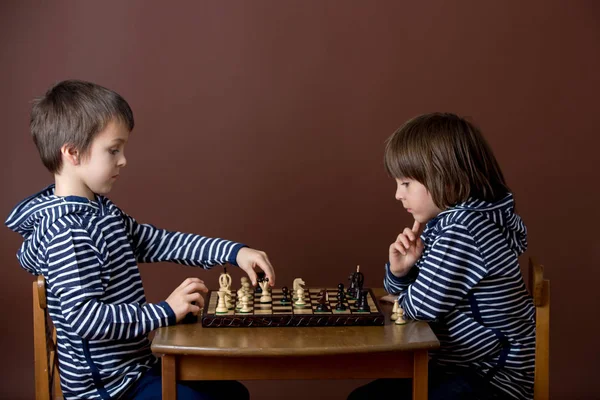 Rapazinho, a jogar xadrez. Criança inteligente, isolada, jogando xadrez ag — Fotografia de Stock