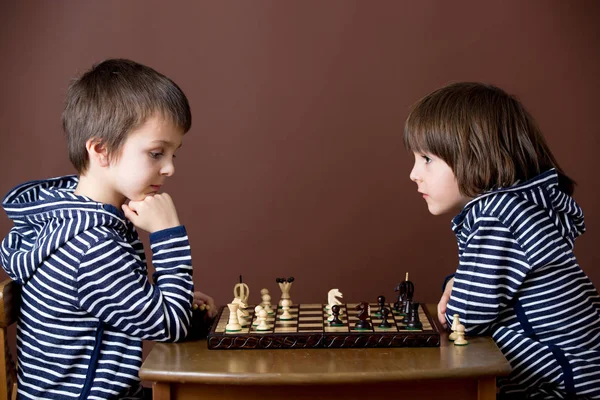 작은 소년, 체스를 재생. 스마트 아이, 고립, 재생 체스 ag — 스톡 사진
