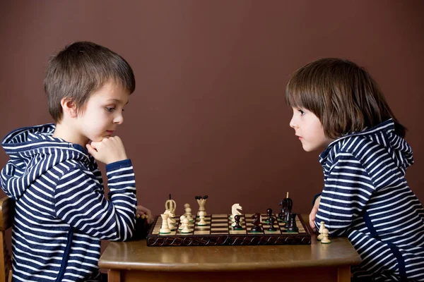 Kleine jongen, Schaken spelen. Smart Kid, geïsoleerd, spelen Schaken AG — Stockfoto