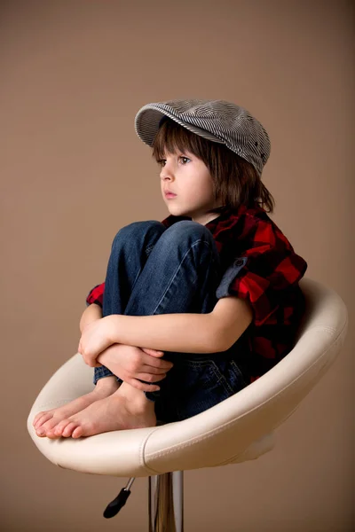 Dulce niño preescolar, haciendo caras con diferentes emociones —  Fotos de Stock