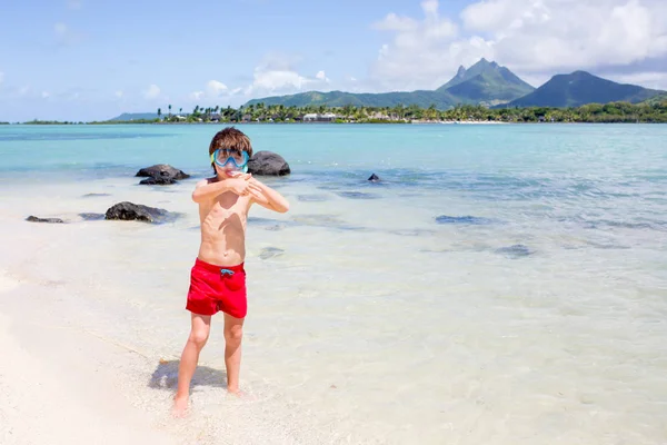 Dětské šnorchlování na tropické pláži. Děti šnorchlování v oceánu na FAM — Stock fotografie