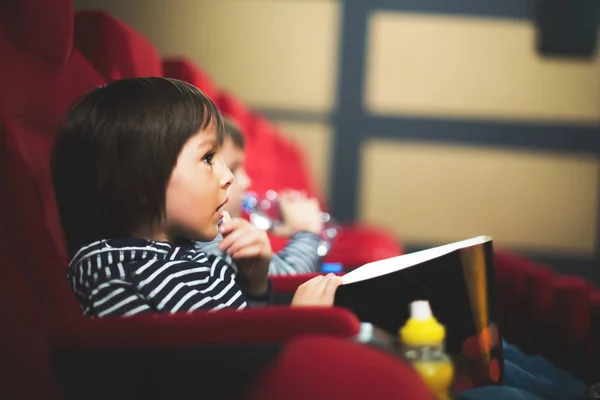 Två förskolebarn, tvillingbröder, titta på film i cin — Stockfoto