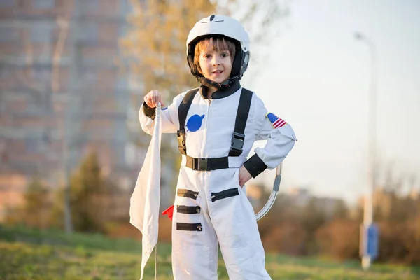 Entzückender kleiner Junge, als Astronaut verkleidet, spielt im Park — Stockfoto