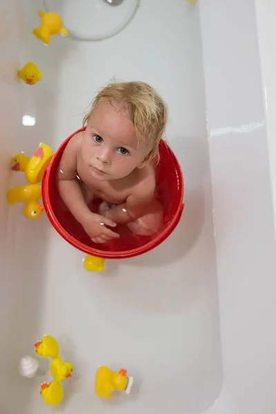 Kleine jongen in bad in de badkamer. Kinderbaden met speelgoed — Stockfoto