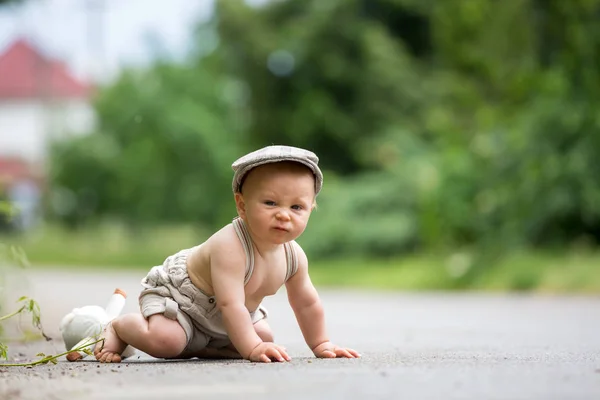 Sevimli küçük yürümeye başlayan çocuk, çocuk, s kabarık oyuncak ile oynuyor — Stok fotoğraf