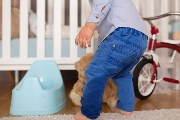 A small toddler boy, peeing in his pants, could not make it on t — Stock Photo, Image