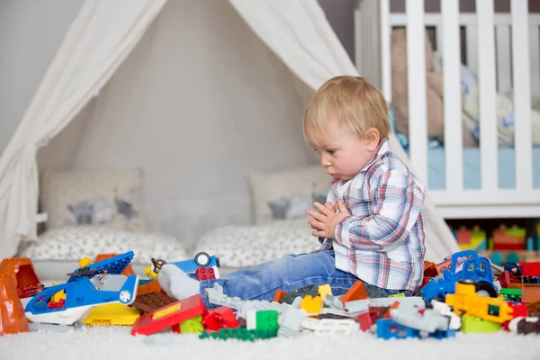 Evde inşaat oyuncakları ile oynayan çocuk Toddler — Stok fotoğraf