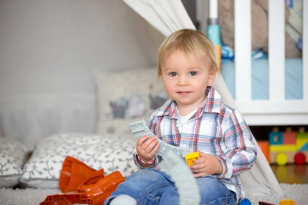 Criança brincando com brinquedos de construção em casa — Fotografia de Stock