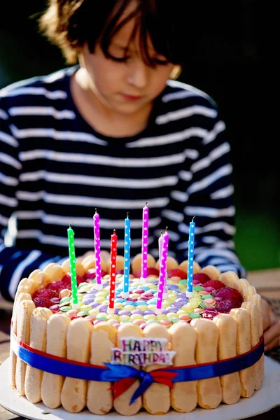 Γλυκό Προεφηβικό αγόρι, γιορτάζοντας την ημέρα του με το πολύχρωμο κέικ o — Φωτογραφία Αρχείου