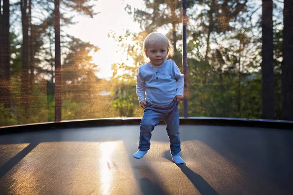 Dulce niño saltando en el trampolín. Feliz rubiecita — Foto de Stock
