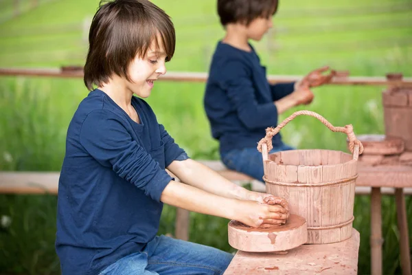 Дети делают керамический горшок на ферме — стоковое фото