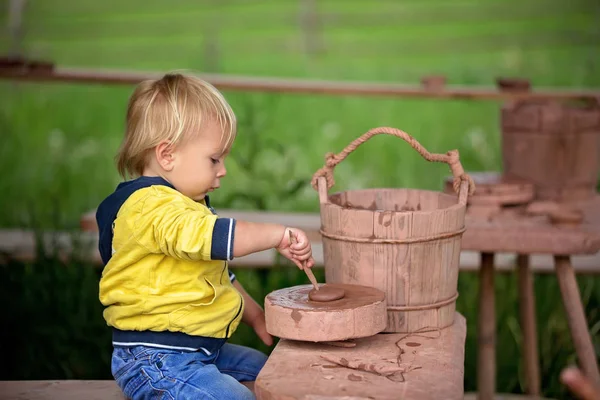Kind bastelt Keramiktopf auf Bauernhof — Stockfoto