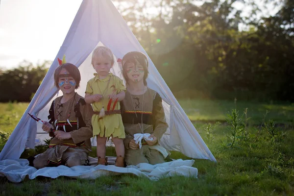 Carino ritratto di ragazzi nativi americani con costumi, giocando fuori — Foto Stock