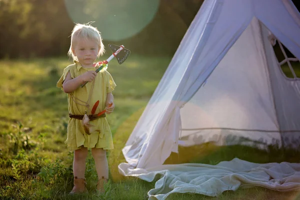 Carino ritratto di ragazzi nativi americani con costumi, giocando fuori — Foto Stock