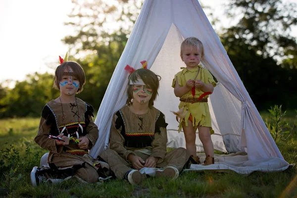 Carino ritratto di ragazzi nativi americani con costumi, giocando fuori — Foto Stock