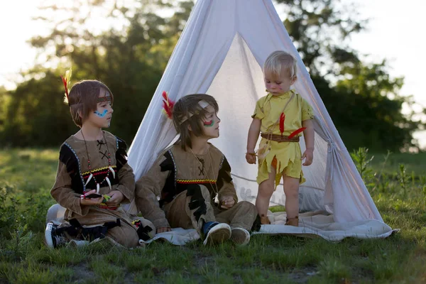 Carino ritratto di ragazzi nativi americani con costumi, giocando fuori — Foto Stock