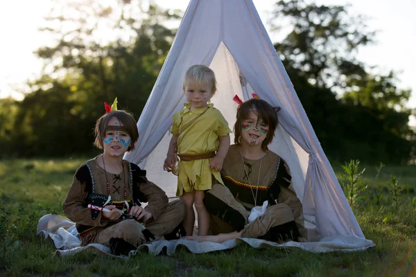 Lindo retrato de niños nativos americanos con trajes, jugando — Foto de Stock