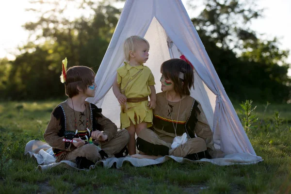 Lindo retrato de niños nativos americanos con trajes, jugando — Foto de Stock