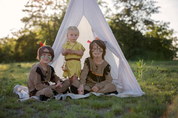 Lindo retrato de niños nativos americanos con trajes, jugando — Foto de Stock