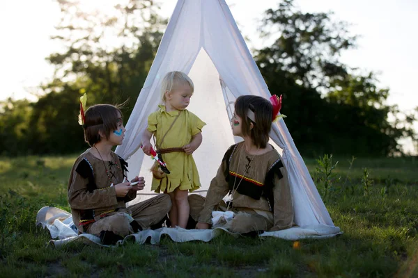 Lindo retrato de niños nativos americanos con trajes, jugando — Foto de Stock