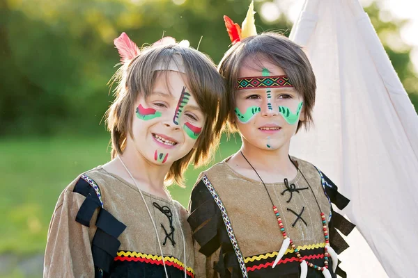 Leuk portret van inheemse Amerikaanse jongens met kostuums, spelen — Stockfoto