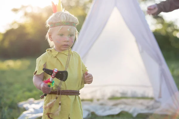 衣装、遊んでとネイティブ アメリカンの男の子のかわいい肖像画 — ストック写真