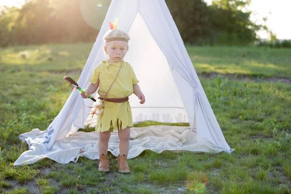 Retrato bonito de meninos nativos americanos com trajes, jogando fora — Fotografia de Stock