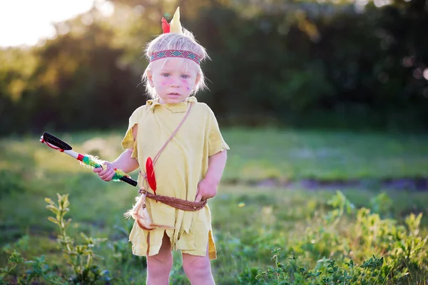 Carino ritratto di ragazzi nativi americani con costumi, giocando fuori — Foto Stock