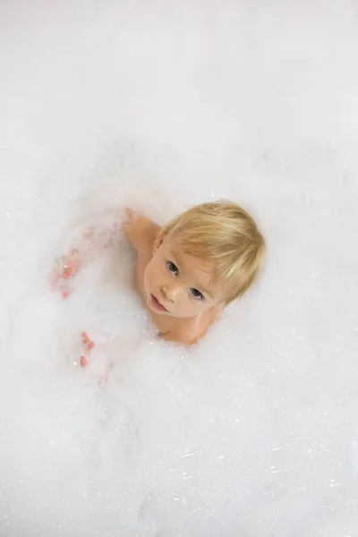 一个小男孩在浴室里儿童洗澡有很多泡沫 — 图库照片