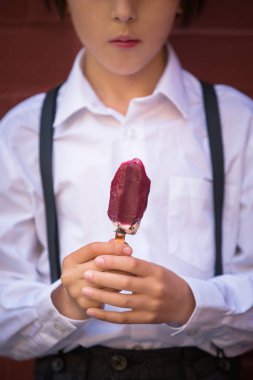 Sevimli çocuk, vintage bezler çocuk, lolipop dondurma yeme, si