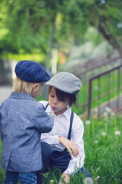 Retro giyimli çocuklar, şapka, askı ve beyaz giyen — Stok fotoğraf