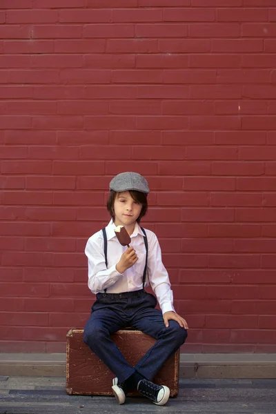 Lindo niño, niño en paños vintage, comer helado de piruleta, si — Foto de Stock