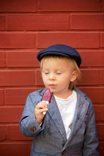 Aranyos gyerek, fiú Vintage törlőkendők, étkezési nyalóka fagylaltot, si — Stock Fotó