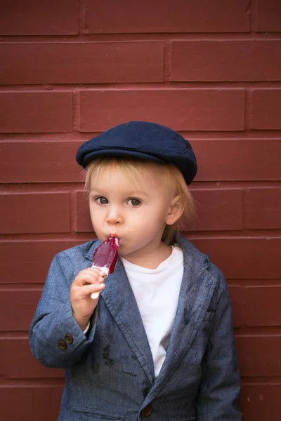 かわいい子供、ヴィンテージ布の男の子、ロリポップアイスクリームを食べる、si — ストック写真