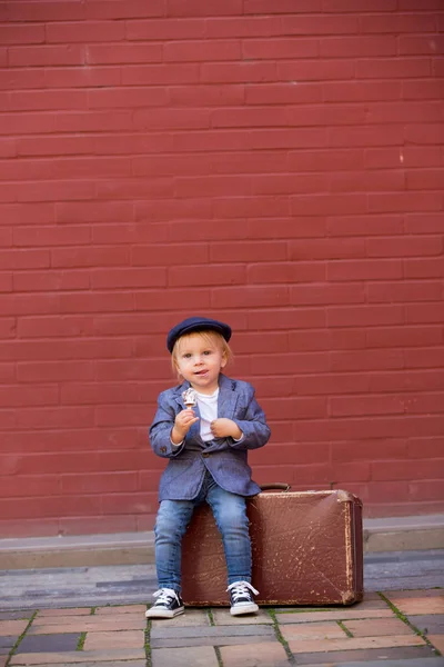 Enfant mignon, garçon en chiffons vintage, manger de la crème glacée sucette, si — Photo