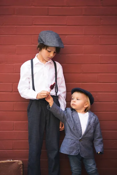 Sevimli çocuklar, vintage bezler erkek kardeşler, lolipop i yeme — Stok fotoğraf