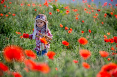 Tatlı yürümeye başlayan bebek çocuk, haşhaş fie uçak ile oynayan çocuk