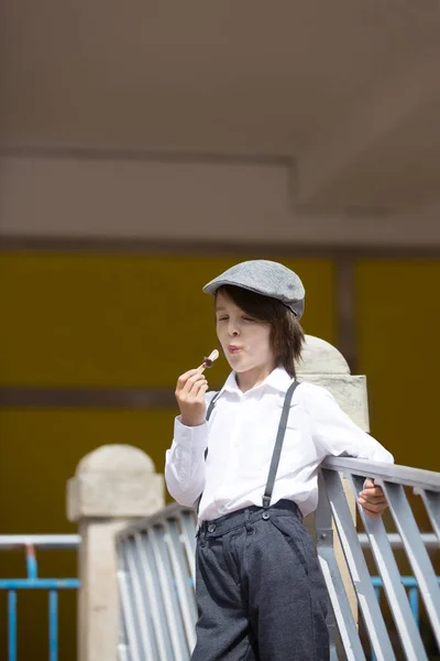 Lindo niño, niño en paños vintage, comer helado de piruleta, st — Foto de Stock